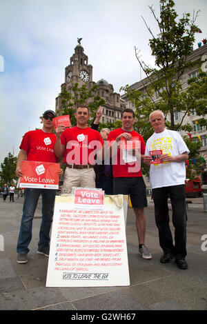 Liverpool, Merseyside, Royaume-Uni. 04 Juin, 2016. Vote des militants quittent en démarchage Liverpool, Merseyside, Royaume-Uni. 4 juin 2016. "Vote" camapigners congé n'étaient pas en vigueur partout Liverpool aujourd'hui pour faire passer leur message avant que l'Union européenne référendum. En 2016 le gouvernement conservateur de David Cameron a négocié "un nouveau règlement pour la Grande-Bretagne dans l'UE". Après l'achèvement des négociations, Cameron a prévu un référendum sur l'adhésion du Royaume-Uni de l'Union européenne à prendre place dans le Royaume-Uni et Gibraltar le 23 juin 2016. Credit : Cernan Elias/Alamy Live News Banque D'Images