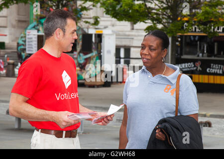 Liverpool, Merseyside, Royaume-Uni. 4 juin, 2016. Vote des militants quittent en démarchage Liverpool, Merseyside, Royaume-Uni. 4 juin 2016. Vote 'Quitter' militants à force de l'autre côté de Liverpool aujourd'hui pour faire passer leur message avant que l'Union européenne référendum. En 2016 le gouvernement conservateur de David Cameron a négocié "un nouveau règlement pour la Grande-Bretagne dans l'UE". Après l'achèvement des négociations, Cameron a prévu un référendum sur l'adhésion du Royaume-Uni de l'Union européenne à prendre place dans le Royaume-Uni et Gibraltar le 23 juin 2016. Credit : Cernan Elias/Alamy Live News Banque D'Images