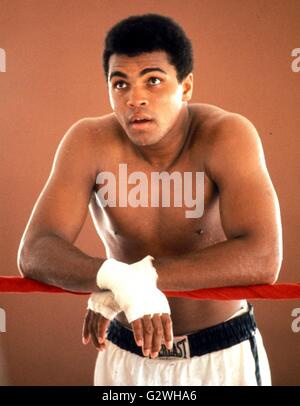 Photo de fichier. 1970.Muhammad Ali, le trois fois champion de boxe poids lourd, est décédé à l'âge de 74 ans. 3 juin, 2016. L'ancien champion du monde de boxe poids lourd, l'un des plus connus des sportifs, avait été à l'hôpital dans la ville de Phoenix en Arizona State. Il avait lutté contre une maladie respiratoire, une condition qui a été encore compliquée par la maladie de Parkinson. Né Cassius Marcellus Clay, surnommé 'le plus grand." Photo : Muhammad Ali 1970 Crédit Photos : formation/ZUMAPRESS.com/Alamy Live News Banque D'Images