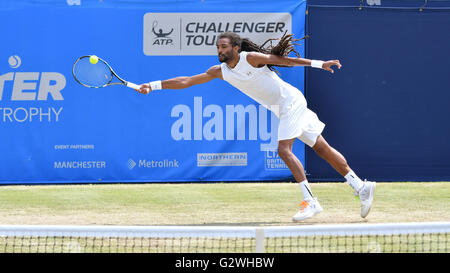 Manchester UK 4 juin 2016 Dustin Brown (Allemagne) en action contre son compatriote Peter Gojowczyk en demi-finale de l'Aegon Manchester Trophy, un tournoi à la cour avant Wimbledon. Crédit : John Fryer/Alamy Live News Banque D'Images