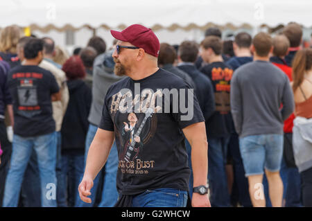 Fans de rock band AC/DC en attente de concert, Londres Angleterre Royaume-Uni Banque D'Images