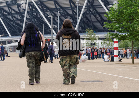 Fans de rock band AC/DC en attente de concert, Londres Angleterre Royaume-Uni Banque D'Images