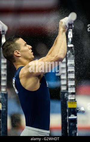 Hartford, Connecticut, USA. 3 juin, 2016. JAKE DALTON prépare les barres parallèles au cours de la première ronde de la compétition des Championnats de P & G tenue au XL Center à Hartford, Connecticut. Credit : Amy Sanderson/ZUMA/Alamy Fil Live News Banque D'Images