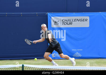 Manchester UK 4 juin 2016 Peter Gojowczyk (Allemagne) en action contre son compatriote Dustin Brown dans la demi-finale de l'Aegon Manchester Trophy, un tournoi à la cour avant Wimbledon. Crédit : John Fryer/Alamy Live News Banque D'Images