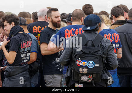 Fans de rock band AC/DC en attente de concert, Londres Angleterre Royaume-Uni Banque D'Images