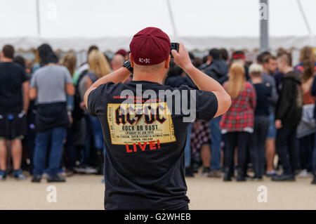 Fans de rock band AC/DC en attente de concert, Londres Angleterre Royaume-Uni Banque D'Images