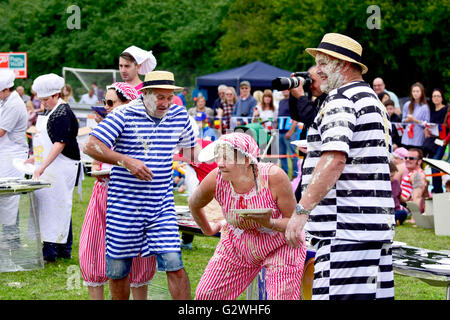 Coxheath, Kent, Angleterre, 4 juin 2016. Quatre équipes de la compétition à l'official World Championship 2016 Tarte à la crème dans le village de Coxheath près de Maidstone, Kent. A commencé en 1967 par le conseiller Mike FitzGerald comme un moyen de recueillir des fonds pour la salle des fêtes, l'événement est devenu un sport international avec une équipe gagnante du Japon en 2015. http://www.worldcustardpiechampionship.co.uk/ PjrNews : Crédit/Alamy Live News Banque D'Images