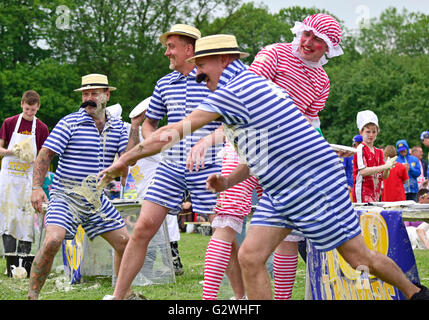 Coxheath, Kent, Angleterre, 4 juin 2016. Quatre équipes de la compétition à l'official World Championship 2016 Tarte à la crème dans le village de Coxheath près de Maidstone, Kent. A commencé en 1967 par le conseiller Mike FitzGerald comme un moyen de recueillir des fonds pour la salle des fêtes, l'événement est devenu un sport international avec une équipe gagnante du Japon en 2015. http://www.worldcustardpiechampionship.co.uk/ PjrNews : Crédit/Alamy Live News Banque D'Images