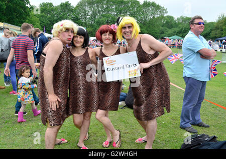 Coxheath, Kent, Angleterre, 4 juin 2016. Quatre équipes de la compétition à l'official World Championship 2016 Tarte à la crème dans le village de Coxheath près de Maidstone, Kent. A commencé en 1967 par le conseiller Mike FitzGerald comme un moyen de recueillir des fonds pour la salle des fêtes, l'événement est devenu un sport international avec une équipe gagnante du Japon en 2015. http://www.worldcustardpiechampionship.co.uk/ PjrNews : Crédit/Alamy Live News Banque D'Images