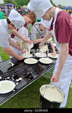 Coxheath, Kent, Angleterre, 4 juin 2016. Quatre équipes de la compétition à l'official World Championship 2016 Tarte à la crème dans le village de Coxheath près de Maidstone, Kent. A commencé en 1967 par le conseiller Mike FitzGerald comme un moyen de recueillir des fonds pour la salle des fêtes, l'événement est devenu un sport international avec une équipe gagnante du Japon en 2015. http://www.worldcustardpiechampionship.co.uk/ PjrNews : Crédit/Alamy Live News Banque D'Images