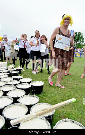 Coxheath, Kent, Angleterre, 4 juin 2016. Quatre équipes de la compétition à l'official World Championship 2016 Tarte à la crème dans le village de Coxheath près de Maidstone, Kent. A commencé en 1967 par le conseiller Mike FitzGerald comme un moyen de recueillir des fonds pour la salle des fêtes, l'événement est devenu un sport international avec une équipe gagnante du Japon en 2015. http://www.worldcustardpiechampionship.co.uk/ PjrNews : Crédit/Alamy Live News Banque D'Images