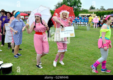 Coxheath, Kent, Angleterre, 4 juin 2016. Quatre équipes de la compétition à l'official World Championship 2016 Tarte à la crème dans le village de Coxheath près de Maidstone, Kent. A commencé en 1967 par le conseiller Mike FitzGerald comme un moyen de recueillir des fonds pour la salle des fêtes, l'événement est devenu un sport international avec une équipe gagnante du Japon en 2015. http://www.worldcustardpiechampionship.co.uk/ PjrNews : Crédit/Alamy Live News Banque D'Images