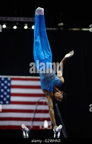 Hartford, Connecticut, USA. 3 juin, 2016. KIWAN WATTS fait concurrence aux barres parallèles durant la première ronde de la compétition des Championnats de P & G tenue au XL Center à Hartford, Connecticut. Credit : Amy Sanderson/ZUMA/Alamy Fil Live News Banque D'Images