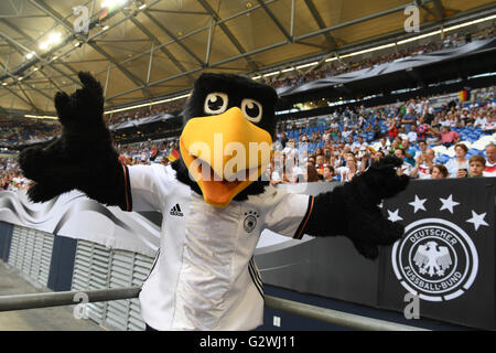 Gelsenkirchen, Allemagne. 04 Juin, 2016. Paule, mascotte de l'Association allemande de football (DFB), avant le match amical de football entre l'Allemagne et la Hongrie à la Veltins Arena de Gelsenkirchen, Allemagne, 04 juin 2016. Photo : ARNE DEDERT/dpa/Alamy Live News Banque D'Images