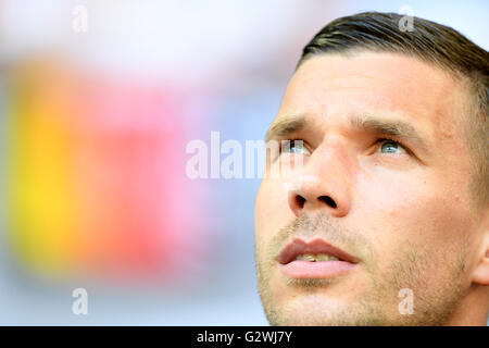 Gelsenkirchen, Allemagne. 04 Juin, 2016. L'Allemagne à Lukas Podolski le soccer international match amical entre l'Allemagne et la Hongrie à la Veltins Arena de Gelsenkirchen, Allemagne, 04 juin 2016. Photo : ARNE DEDERT/dpa/Alamy Live News Banque D'Images