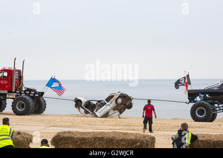 Bournemouth, Dorset UK 4 juin 2016. Grim Reaper et Big Pete monster trucks déchirer une voiture en dehors de la plage de Bournemouth, le second jour de l'Roues Bournemouth en juin 2016 Festival Crédit : Carolyn Jenkins/Alamy Live News. Banque D'Images