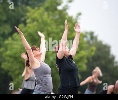 Brentwood, Essex, Royaume-Uni, le 4 juin 2016, les participants s'engage une salutation au soleil yogathon de masse dans l'aide d'esprit Crédit : Ian Davidson/Alamy Live News Banque D'Images