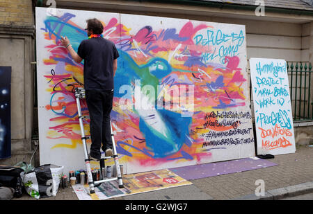 Brighton UK 4 Juin 2016 - Les réfugiés sont les bienvenus a été le thème de cette rue fresque murale du Projet Colibri faisait partie de Kemptown Carnaval à Brighton qui est l'un des plus grands événements communautaires dans la ville avec des orchestres et danseurs sur scène 6 étapes tout au long de l'après-midi Crédit : Simon Dack/Alamy Live News Banque D'Images