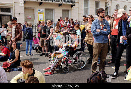 Brighton UK 4 Juin 2016 - Des milliers de personnes affluent vers le carnaval de Kemptown à Brighton, qui est l'un des plus grands événements communautaires dans la ville avec des orchestres et danseurs sur scène 6 étapes tout au long de l'après-midi Crédit : Simon Dack/Alamy Live News Banque D'Images