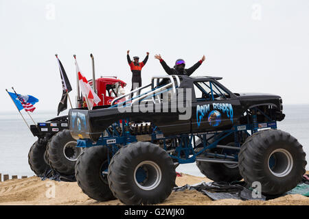 Bournemouth, Royaume-Uni, 4 juin 2016. Les conducteurs de Grim Reaper et Big Pete monster trucks vague à la foule à la plage de Bournemouth, le second jour de l'Roues Bournemouth en juin 2016 Festival Crédit : Carolyn Jenkins/Alamy Live News. Banque D'Images