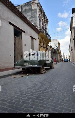 La Havane, La Havane, Cuba. 18 mai, 2016. La réalité économique des effets de l'année 56 blocage économique américaine de Cuba se reflète dans le bâtiment historique des façades, des meubles anciens, les automobiles et le délabrement des conditions de vie de la population cubaine, La Havane, Cuba, mai 2016.Les États-Unis ont imposé un commercial, économique, financier et de blocus contre Cuba en avril 19,1960 (en Cuba a appelé el bloqueo, "le blocus"). Un blocus est guerre économique tel que défini par le dictionnaire Oxford. Le blocus de Cuba est la plus longue de l'histoire moderne. Malgré le blocus, les États-Unis est le th Banque D'Images