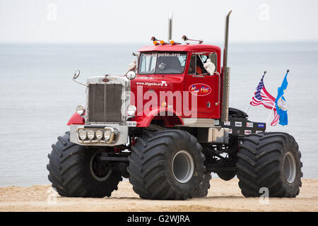 Bournemouth, Dorset UK 4 juin 2016. Big Pete monster truck à cheval le long de plage sur le deuxième jour de l'Roues Bournemouth en juin 2016 Festival Crédit : Carolyn Jenkins/Alamy Live News. Banque D'Images