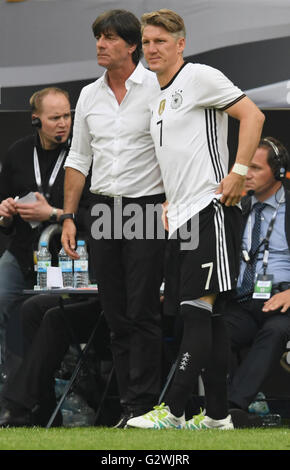 Gelsenkirchen, Allemagne. 04 Juin, 2016. L'entraîneur-chef de l'Allemagne Joachim Loew (C-L) se trouve à côté de player Bastian Schweinsteiger (C-R) avant la fin de substitution au cours de l'international football match amical entre l'Allemagne et la Hongrie à la Veltins Arena de Gelsenkirchen, Allemagne, 04 juin 2016. Photo : ARNE DEDERT/dpa/Alamy Live News Banque D'Images