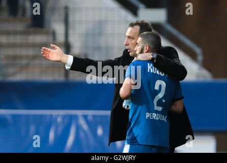 Francfort, Allemagne. 06Th Juin, 2016. Kosovo coach Albert Bunjaki donne des instructions au joueur Fanol Perdedaj (r) au cours de l'international match de football entre le Kosovo et les Îles Féroé à Frankfurter Volksbank-Stadion à Francfort (Main), Allemagne, 3 juin 2016. En mai 2016, le Kosovo est devenu le 55e membre de l'UEFA, entraînant des manifestations en Serbie. PHOTO : FRANK RUMPENHORST/dpa dpa : Crédit photo alliance/Alamy Live News Banque D'Images