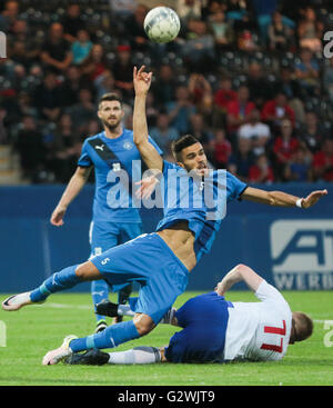 Francfort, Allemagne. 06Th Juin, 2016. Du Kosovo Bajram Jashanica (c) sur la photo pendant le match de football international entre le Kosovo et les Îles Féroé à Frankfurter Volksbank-Stadion à Francfort (Main), Allemagne, 3 juin 2016. En mai 2016, le Kosovo est devenu le 55e membre de l'UEFA, entraînant des manifestations en Serbie. PHOTO : FRANK RUMPENHORST/dpa dpa : Crédit photo alliance/Alamy Live News Banque D'Images