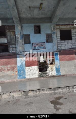 La Havane, La Havane, Cuba. 14 mai, 2016. La réalité économique des effets de l'année 56 blocage économique américaine de Cuba se reflète dans le bâtiment historique des façades, des meubles anciens, les automobiles et le délabrement des conditions de vie de la population cubaine, La Havane, Cuba, mai 2016.Les États-Unis ont imposé un commercial, économique, financier et de blocus contre Cuba en avril 19,1960 (en Cuba a appelé el bloqueo, "le blocus"). Un blocus est guerre économique tel que défini par le dictionnaire Oxford. Le blocus de Cuba est la plus longue de l'histoire moderne. Malgré le blocus, les États-Unis sont t Banque D'Images