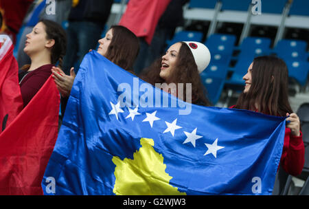 Francfort, Allemagne. 06Th Juin, 2016. Kosovo fans avec un drapeau du Kosovo (r) et un drapeau albanais à l'international match de football entre le Kosovo et les Îles Féroé à Frankfurter Volksbank-Stadion à Francfort (Main), Allemagne, 3 juin 2016. En mai 2016, le Kosovo est devenu le 55e membre de l'UEFA, entraînant des manifestations en Serbie. PHOTO : FRANK RUMPENHORST/dpa dpa : Crédit photo alliance/Alamy Live News Banque D'Images