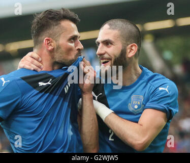 Francfort, Allemagne. 06Th Juin, 2016. Albert Bunjaku du Kosovo (l) bisous le badge sur sa chemise après avoir marqué pour le rendre 1:0 au cours de l'international match de football entre le Kosovo et les Îles Féroé à Frankfurter Volksbank-Stadion à Francfort (Main), Allemagne, 3 juin 2016. À sa droite est coéquipier Fanol Perdedaj. En mai 2016, le Kosovo est devenu le 55e membre de l'UEFA, entraînant des manifestations en Serbie. PHOTO : FRANK RUMPENHORST/dpa dpa : Crédit photo alliance/Alamy Live News Banque D'Images