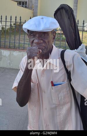 La Havane, La Havane, Cuba. 14 mai, 2016. Un personnage coloré Cubano s'élève à l'occasion d'avoir son portrait. Avec la récente Facilité de restrictions de voyage aux États-Unis et la levée des restrictions sur l'utilisation des dollars américains dans des transactions avec Cuba La Havane, commence à connaître une renaissance des visiteurs internationaux et du développement des affaires, La Havane, Cuba, mai 2016. © Rory joyeux/ZUMA/Alamy Fil Live News Banque D'Images