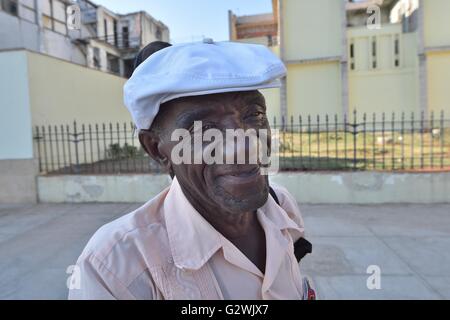 La Havane, La Havane, Cuba. 14 mai, 2016. Un personnage coloré Cubano s'élève à l'occasion d'avoir son portrait. Avec la récente Facilité de restrictions de voyage aux États-Unis et la levée des restrictions sur l'utilisation des dollars américains dans des transactions avec Cuba La Havane, commence à connaître une renaissance des visiteurs internationaux et du développement des affaires, La Havane, Cuba, mai 2016. © Rory joyeux/ZUMA/Alamy Fil Live News Banque D'Images