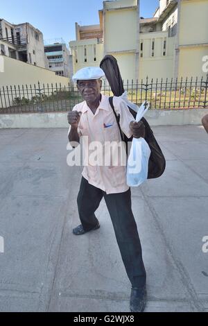 La Havane, La Havane, Cuba. 14 mai, 2016. Un personnage coloré Cubano s'élève à l'occasion d'avoir son portrait. Avec la récente Facilité de restrictions de voyage aux États-Unis et la levée des restrictions sur l'utilisation des dollars américains dans des transactions avec Cuba La Havane, commence à connaître une renaissance des visiteurs internationaux et du développement des affaires, La Havane, Cuba, mai 2016. © Rory joyeux/ZUMA/Alamy Fil Live News Banque D'Images