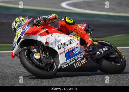 MONTMELO, ESPAGNE - JUIN 04 : Andrea Iannone de l'Italie et l'équipe Ducati chevauche son vélo pendant les qualifications pour le MotoGP de Catalunya au circuit de Barcelone le 03 juin, 2016 dans Montmelo, Espagne Photo : marco iorio/Alamy Live News Banque D'Images