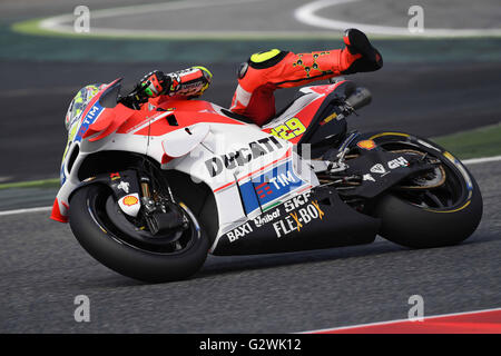 MONTMELO, ESPAGNE - JUIN 04 : Andrea Iannone de l'Italie et l'équipe Ducati chevauche son vélo pendant les qualifications pour le MotoGP de Catalunya au circuit de Barcelone le 03 juin, 2016 dans Montmelo, Espagne Photo : marco iorio/Alamy Live News Banque D'Images