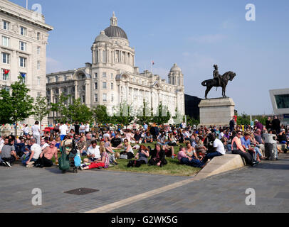 Liverpool, Royaume-Uni. 04 Juin, 2016. 4e Festival International de Merseyside River en juin 2016. Liverpool UK. Les gens dehors et environ profitant de l'ensoleillement en soirée. Credit : ALAN EDWARDS/Alamy Live News Banque D'Images