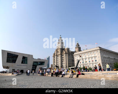 Liverpool, Royaume-Uni. 04 Juin, 2016. 4e Festival International de Merseyside River en juin 2016. Liverpool UK. Les gens dehors et environ profitant de l'ensoleillement en soirée. Credit : ALAN EDWARDS/Alamy Live News Banque D'Images