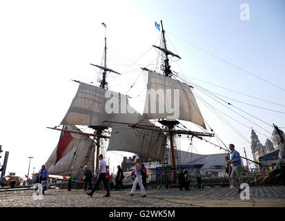 Liverpool, Royaume-Uni. 04 Juin, 2016. 4e Festival International de Merseyside River en juin 2016. Liverpool UK. Les gens dehors et environ profitant de l'ensoleillement en soirée. Credit : ALAN EDWARDS/Alamy Live News Banque D'Images