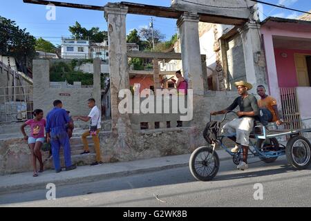 La Havane, La Havane, Cuba. 18 mai, 2016. La réalité économique des effets de l'année 56 blocage économique américaine de Cuba se reflète dans le bâtiment historique des façades, des meubles anciens, les automobiles et le délabrement des conditions de vie de la population cubaine, La Havane, Cuba, mai 2016.Les États-Unis ont imposé un commercial, économique, financier et de blocus contre Cuba en avril 19,1960 (en Cuba a appelé el bloqueo, "le blocus"). Un blocus est guerre économique tel que défini par le dictionnaire Oxford. Le blocus de Cuba est la plus longue de l'histoire moderne. Malgré le blocus, les États-Unis sont t Banque D'Images