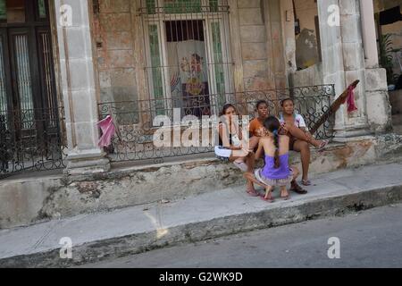 La Havane, La Havane, Cuba. 18 mai, 2016. La réalité économique des effets de l'année 56 blocage économique américaine de Cuba se reflète dans le bâtiment historique des façades, des meubles anciens, les automobiles et le délabrement des conditions de vie de la population cubaine, La Havane, Cuba, mai 2016.Les États-Unis ont imposé un commercial, économique, financier et de blocus contre Cuba en avril 19,1960 (en Cuba a appelé el bloqueo, "le blocus"). Un blocus est guerre économique tel que défini par le dictionnaire Oxford. Le blocus de Cuba est la plus longue de l'histoire moderne. Malgré le blocus, les États-Unis sont t Banque D'Images