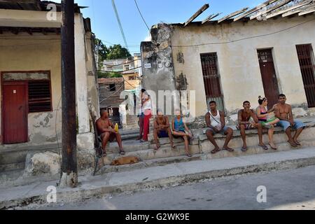 La Havane, La Havane, Cuba. 18 mai, 2016. La réalité économique des effets de l'année 56 blocage économique américaine de Cuba se reflète dans le bâtiment historique des façades, des meubles anciens, les automobiles et le délabrement des conditions de vie de la population cubaine, La Havane, Cuba, mai 2016.Les États-Unis ont imposé un commercial, économique, financier et de blocus contre Cuba en avril 19,1960 (en Cuba a appelé el bloqueo, "le blocus"). Un blocus est guerre économique tel que défini par le dictionnaire Oxford. Le blocus de Cuba est la plus longue de l'histoire moderne. Malgré le blocus, les États-Unis sont t Banque D'Images