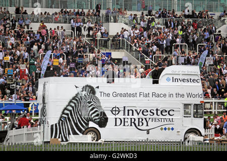 Epsom Downs, Surrey, Angleterre, Royaume-Uni. 4 juin 2016. Des scènes colorées sur Derby Day at Epsom Downs race course, où le monde célèbre courses de plat l'Investec Derby est la course principale de la journée. Banque D'Images