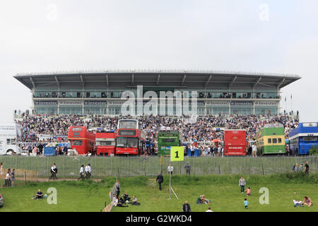 Epsom Downs, Surrey, Angleterre, Royaume-Uni. 4 juin 2016. Pont ouvert autobus devant l'estrade sur Derby Day at Epsom Downs race course, où le monde célèbre courses de plat l'Investec Derby est la course principale de la journée. Banque D'Images