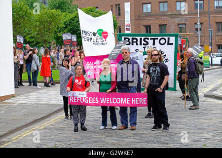 Bristol, Royaume-Uni. 4 juin, 2016. Manifestants à une démonstration ici Bienvenue réfugiés dans les rues de Bristol. La manifestation était organisée pour protester contre les politiques du gouvernement britannique à l'égard des réfugiés. Banque D'Images