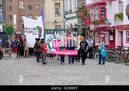 Bristol, Royaume-Uni. 4 juin, 2016. Manifestants à une démonstration ici Bienvenue réfugiés dans les rues de Bristol. La manifestation était organisée pour protester contre les politiques du gouvernement britannique à l'égard des réfugiés. Banque D'Images