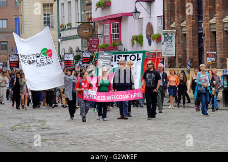 Bristol, Royaume-Uni. 4 juin, 2016. Manifestants à une démonstration ici Bienvenue réfugiés dans les rues de Bristol. La manifestation était organisée pour protester contre les politiques du gouvernement britannique à l'égard des réfugiés. Banque D'Images