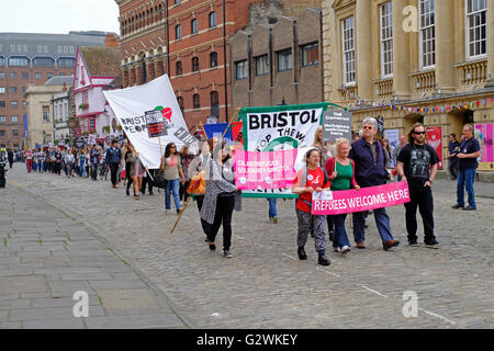 Bristol, Royaume-Uni. 4 juin, 2016. Manifestants à une démonstration ici Bienvenue réfugiés dans les rues de Bristol. La manifestation était organisée pour protester contre les politiques du gouvernement britannique à l'égard des réfugiés. Banque D'Images