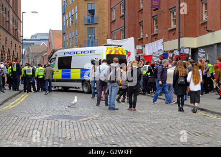 Bristol, Royaume-Uni. 4 juin, 2016. Manifestants à une démonstration ici Bienvenue réfugiés dans les rues de Bristol. La manifestation était organisée pour protester contre les politiques du gouvernement britannique à l'égard des réfugiés. Banque D'Images